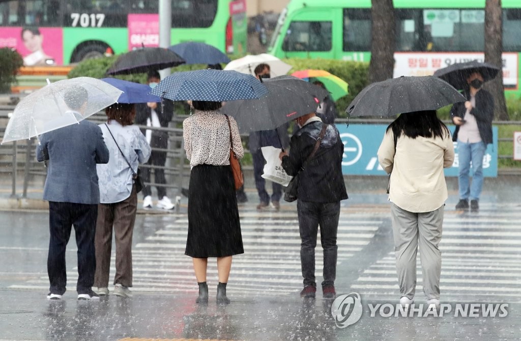 제법 굵은 빗방울 떨어지는 서울