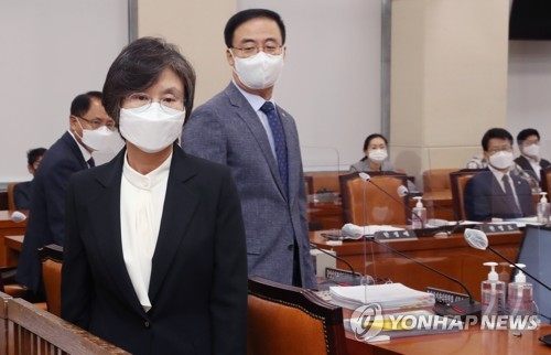 국감장 나서는 노정희 중앙선관위원장