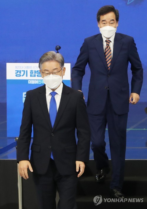 단상 내려오는 이재명-이낙연