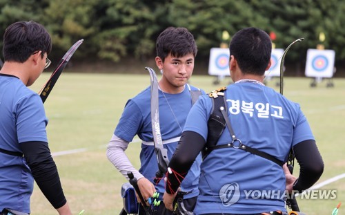 김제덕, 동료들과 눈빛 교환