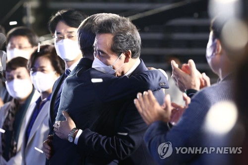 이낙연 경선 후보와 포옹하는 이재명 대선 후보
