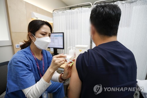 Les autorités sanitaires ont lancé le mardi 12 octobre 2021 l'inoculation d'une 3e dose du vaccin Pfizer contre le nouveau coronavirus (Covid-19) pour ceux qui ont reçu une 2e dose il y a au moins six mois. Une soignante administre un vaccin au Centre médical national (NMC) de Séoul.