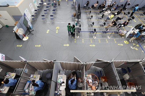 Des citoyens reçoivent un vaccin contre le nouveau coronavirus (Covid-19) au centre de vaccination de l'arrondissement de Songpa à Séoul, le jeudi 14 octobre 2021. Les autorités sanitaires ont rapporté 1.940 nouveaux cas confirmés le même jour.