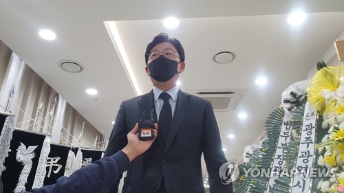 이완구 전 총리 빈소 찾은 유승민