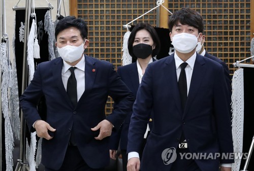 이완구 전 총리 빈소 방문하는 이준석-원희룡