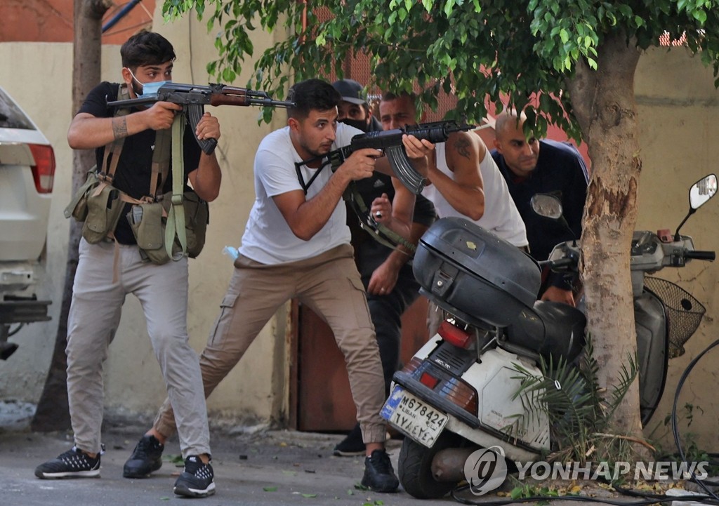 시위대 총격에 응사하는 레바논 헤즈볼라 대원들