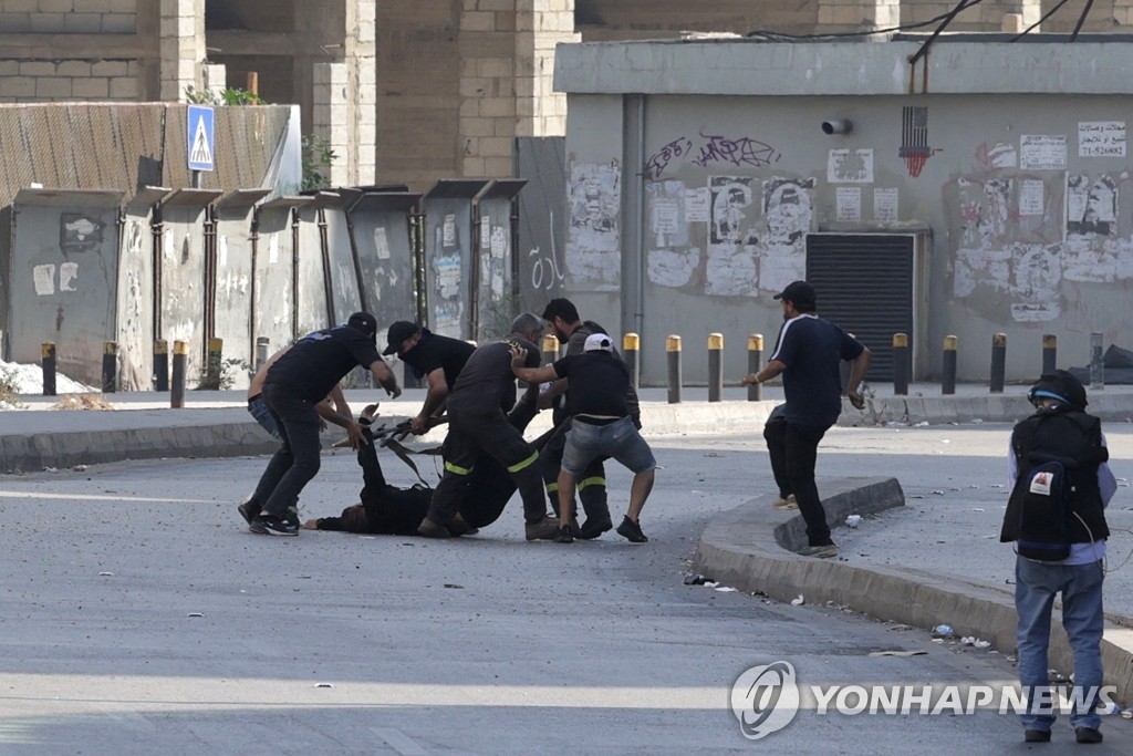 레바논 시위대 총격전 사망자 옮기는 헤즈볼라 대원들