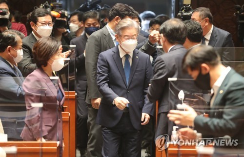 의원총회 참석하는 이재명 후보