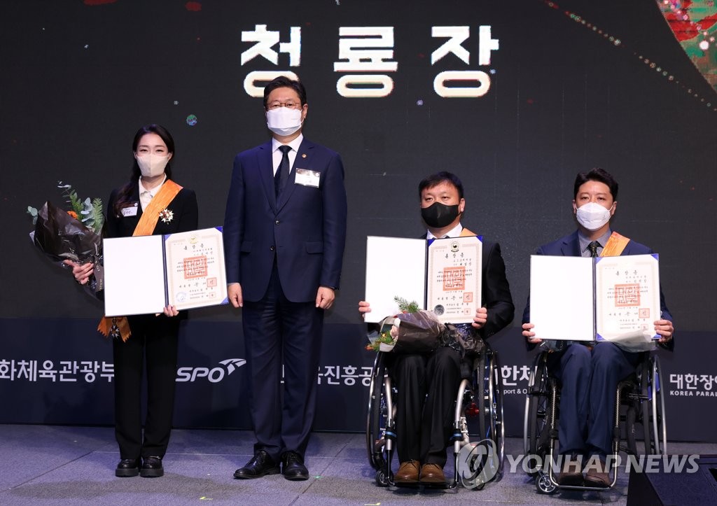 황희 장관, 체육훈장 청룡장 수훈자와 기념 촬영
