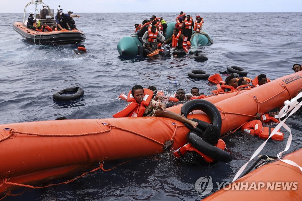 리비아 해역서 튜브에 매달려 구조 기다리는 난민들