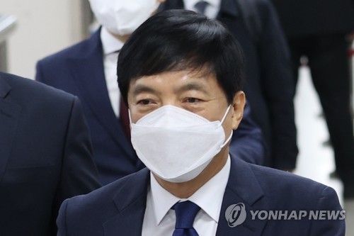법정 향하는 이성윤 서울고검장