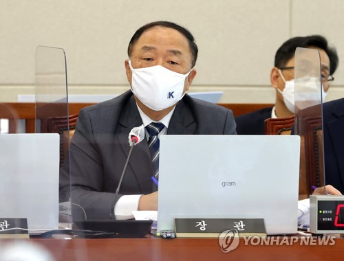 답변하는 홍남기 경제부총리