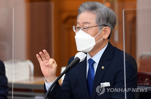 답변하는 이재명 경기도지사