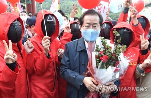 홍준표, 지지자들과 인사
