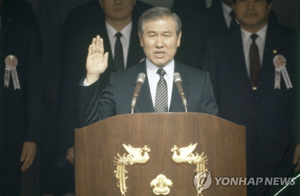 This file photo from 1988 shows Roh Tae-woo being sworn in as the country's 13th president in Seoul. (Yonhap)