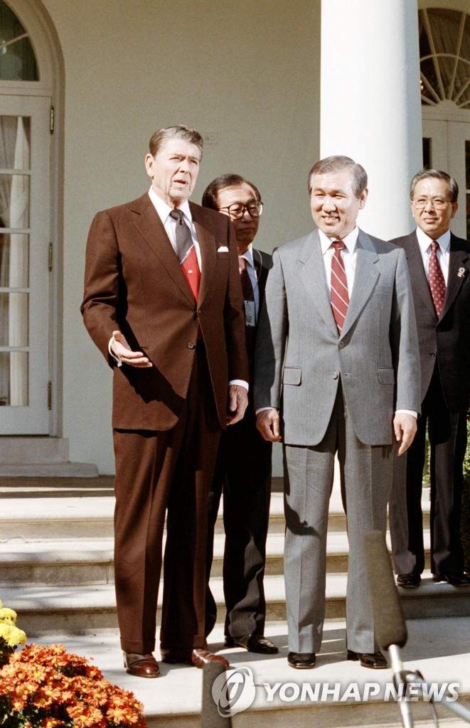 This October 1988 file photo shows South Korean President Roh Tae-woo (R) and U.S. President Ronald Reagan meeting the press prior to their summit talks at the White House in Washington. (Yonhap)