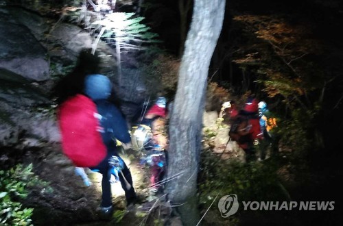 어둠 뚫고 고립 등반객 구조한 119대원들