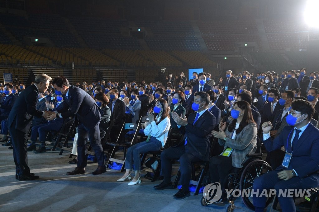 악수하는 이재명 후보와 송영길 대표