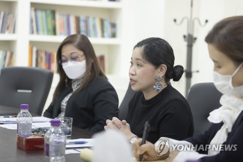 간담회에서 발언하는 디존-데베가 필리핀 대사