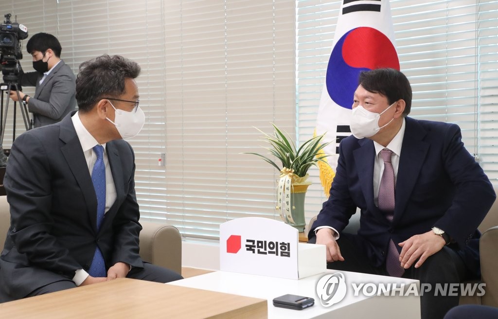 인사말 나누는 윤석열-이철희