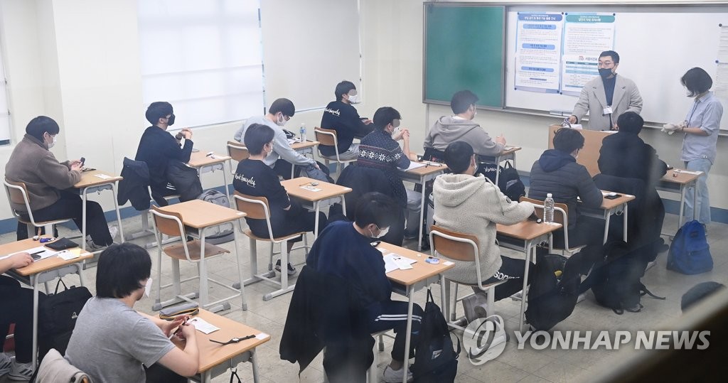 In this file photo, college aspirants prepare to take a test for the Korean language section as they sit for the national college entrance exam at Yongsan High School in Seoul on Nov. 18, 2021. (Pool photo) (Yonhap)
