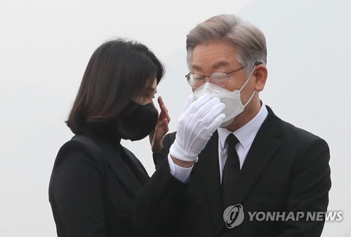 눈물 닦는 이재명 대선후보 부부