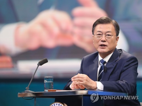 패널 질문에 답변하는 문재인 대통령