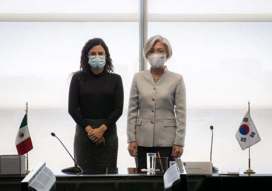 La excanciller surcoreana con la secretaria del Trabajo de México La excanciller surcoreana con la secretaria del Trabajo de México