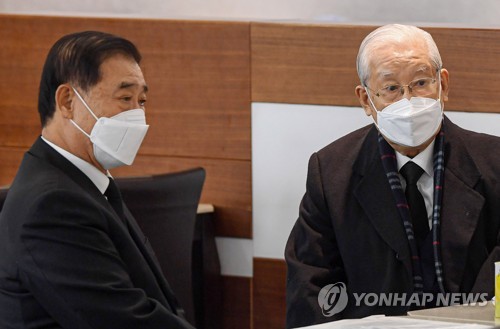 전두환 전 대통령 빈소 지키는 장세동과 강창희