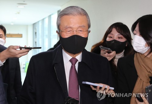 사무실 나서는 김종인
