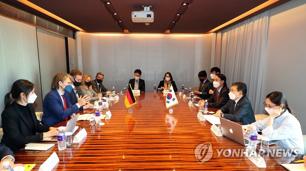 Health minister meets Sartorius head Health minister meets Sartorius head