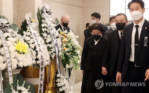 입관식 참석하는 가족들