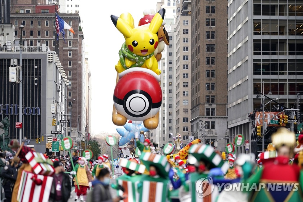 뉴욕 추수감사절 퍼레이드에 등장한 거대 피카추 인형
