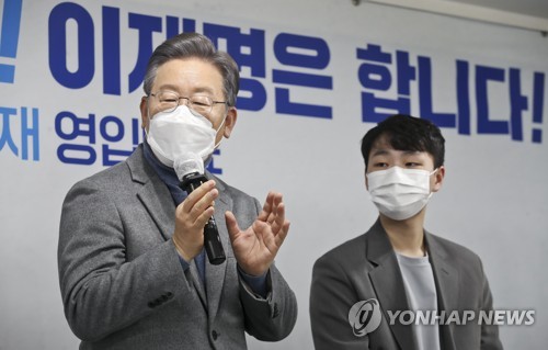 인재영입발표에서 인사말하는 이재명 후보