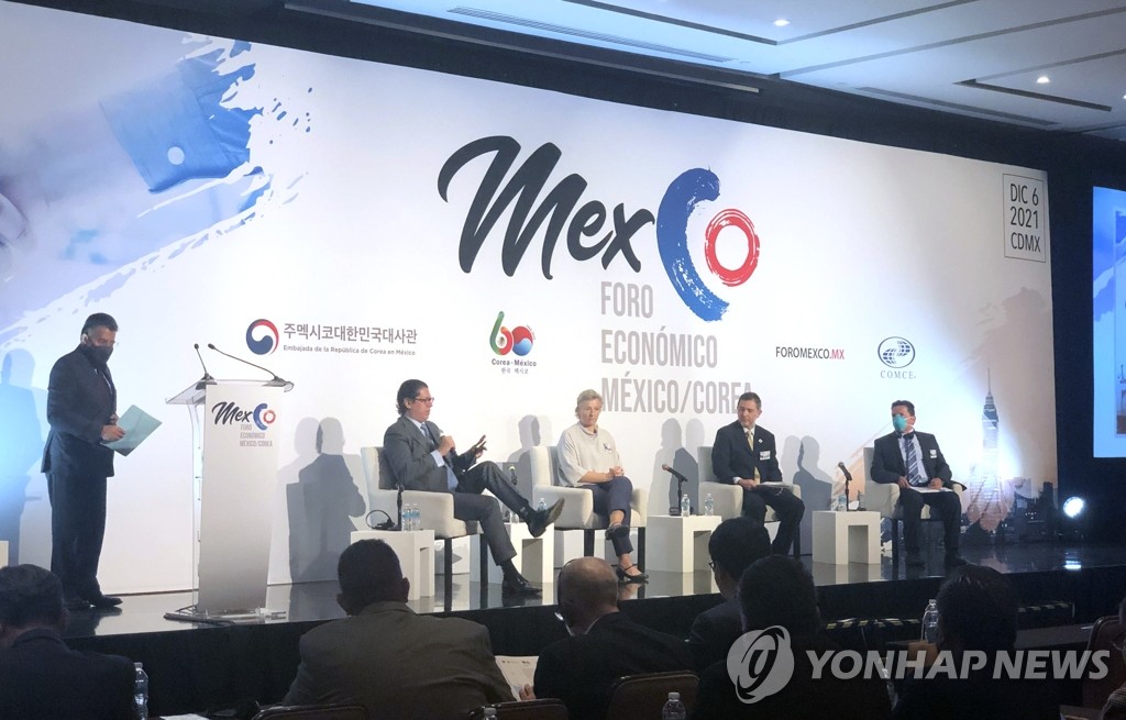 La foto de archivo, muestra a unos panelistas compartiendo sus opiniones sobre un potencial TLC bilateral, durante una sesión del Foro Económico México-Corea, organizado por la Embajada de Corea del Sur ante México, que se llevó a cabo, el 6 de diciembre de 2021 (hora local), en Ciudad de México.