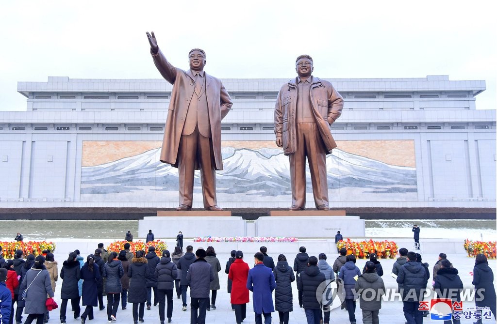 김일성·김정일 동상에 헌화하는 북한 주민들