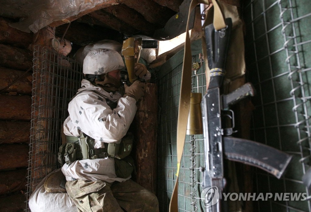 '러시아 침공 우려' 속 대피호서 전선 살피는 우크라이나 군인