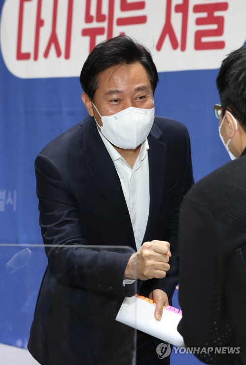 인사하는 오세훈 서울시장