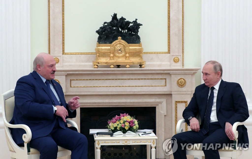 지난 11일 알렉산드르 루카셴코 벨라루스 대통령(왼)과의 회담에서 "우크라 협상서 긍정적 진전" 언급한 푸틴 대통령