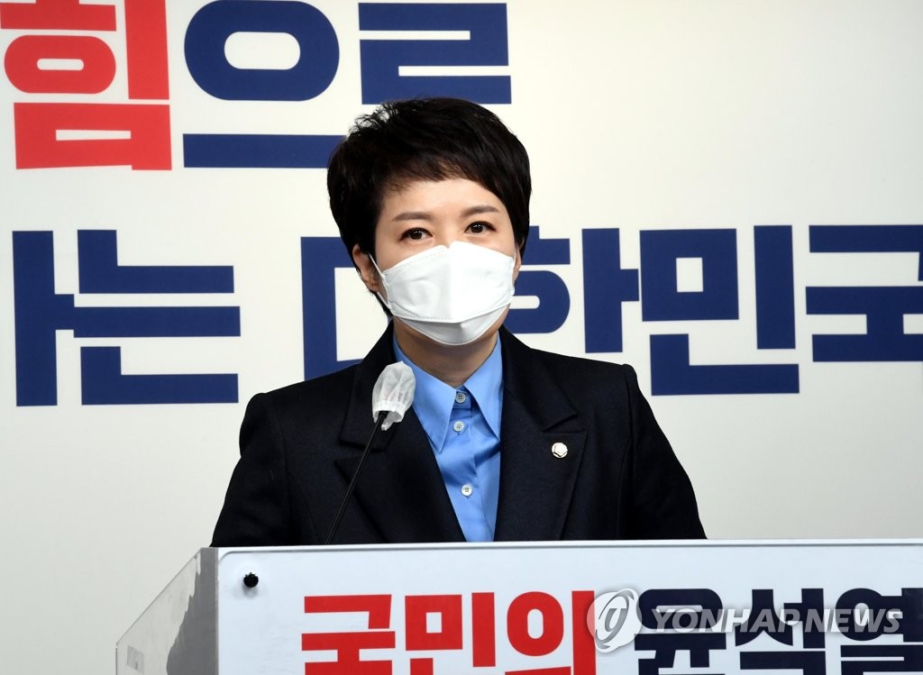 Kim Eun-hye, spokesperson of President-elect Yoon Suk-yeol, speaks during a press briefing on March 13, 2022. (Yonhap)