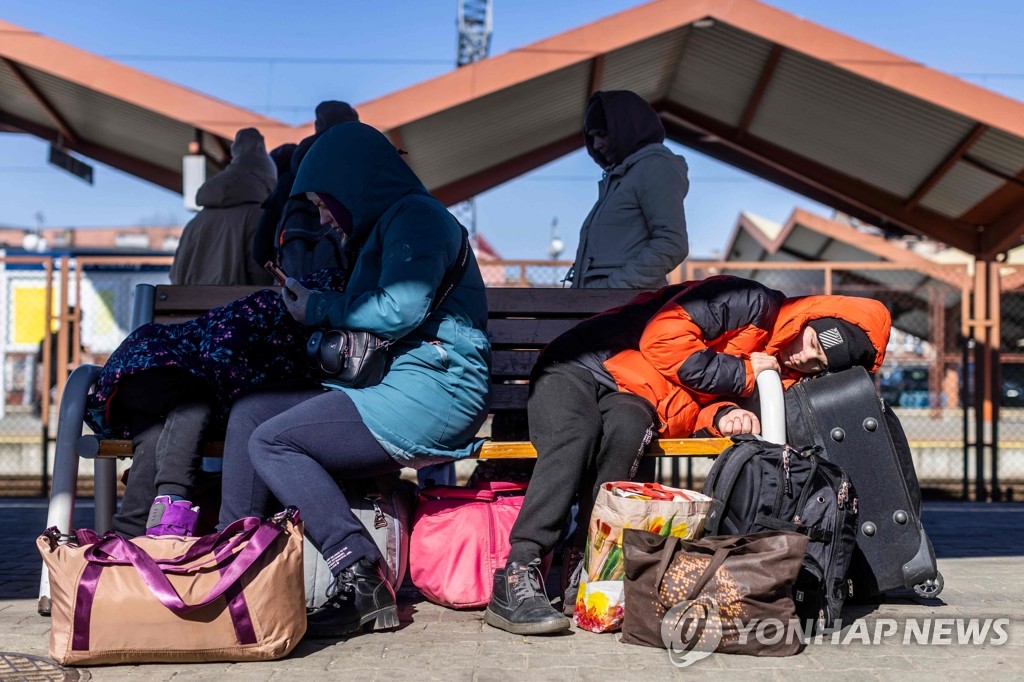'고달픈 피란길'…철도역 벤치서 새우잠 자는 우크라 난민