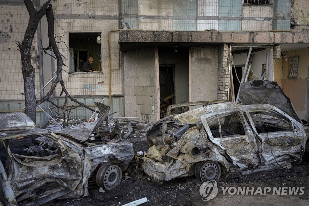 러군 포격에 폐허로 변한 우크라 키이우 아파트