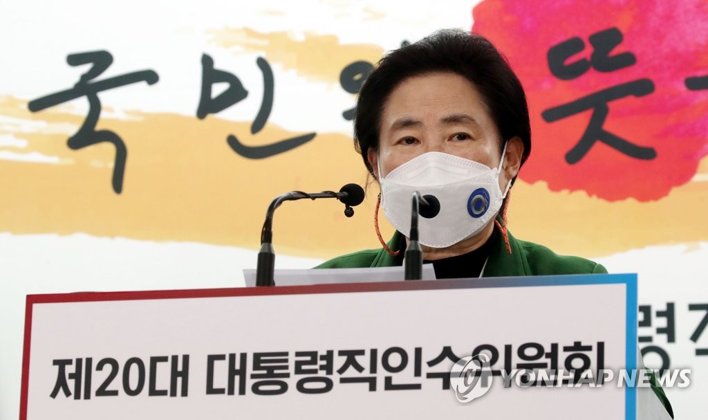 Shin Yong-hyeon, the spokesperson of the transition team of President-elect Yoon Suk-yeol, gives a press briefing at its office in Seoul on March 30, 2022. (Pool photo) (Yonhap)