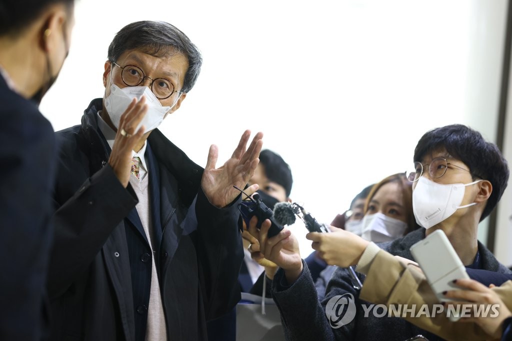 Rhee Chang-yong, the nominee for the chief of the Bank of Korea (BOK), answers questions from reporters on April 1, 2022, as he prepares for a parliamentary confirmation hearing. (Pool photo) (Yonhap)