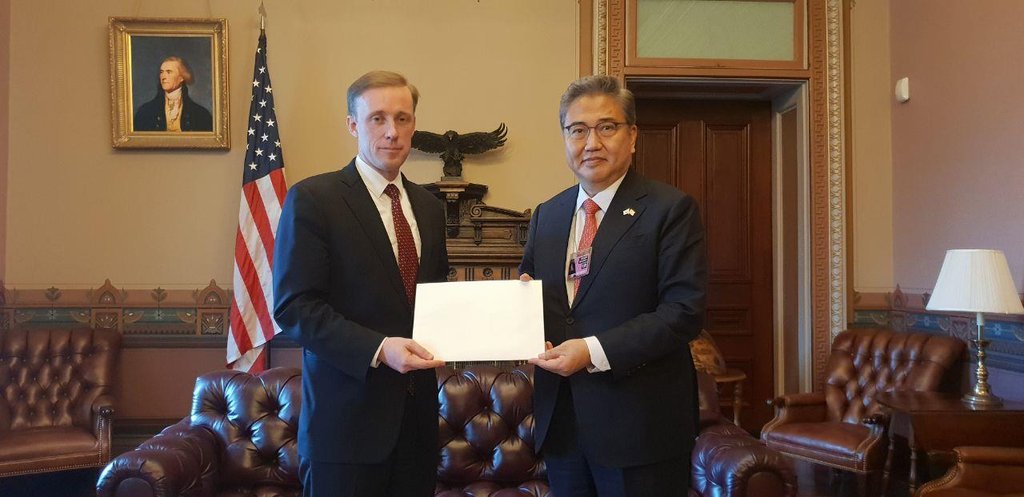 Rep. Park Jin (L) of the main opposition People Power Party, who leads South Korean President-elect Yoon Suk-yeol's policy consultation delegation to the United States, poses with U.S. National Security Adviser Jake Sullivan while handing over Yoon's personal letter to U.S. President Joe Biden at the White House in Washington on April 5, 2022, in this photo provided by the group. (PHOTO NOT FOR SALE) (Yonhap)