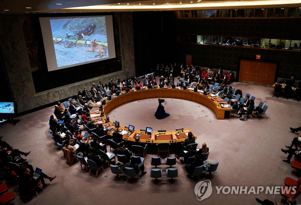 안보리 회의장서 공개된 우크라 민간인 시신 사진