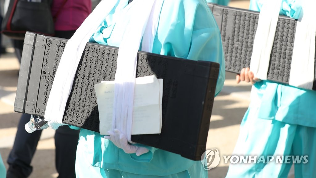 부처님 가르침 목에 걸고