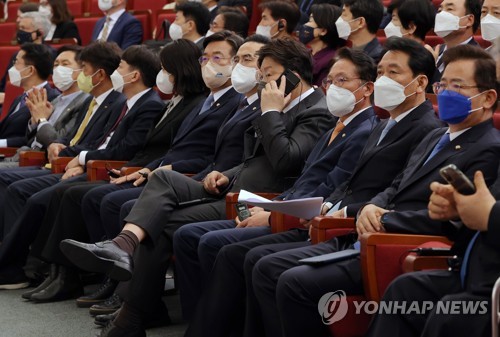 젤렌스키 화상 연설 지켜보는 여야 의원들