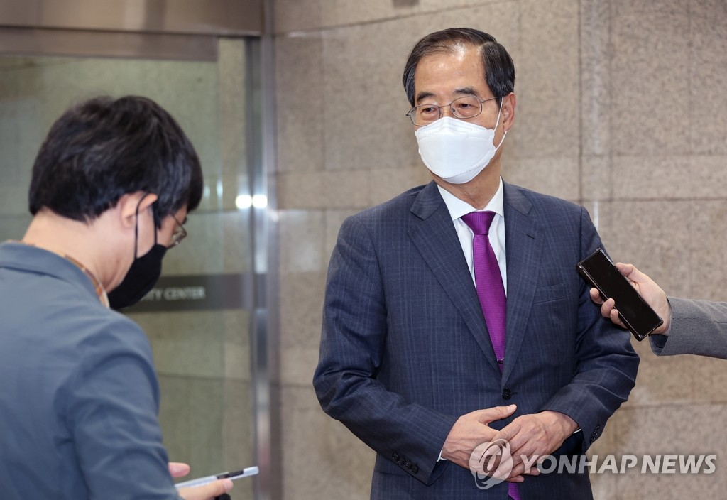 질문에 답하는 한덕수 총리 후보자