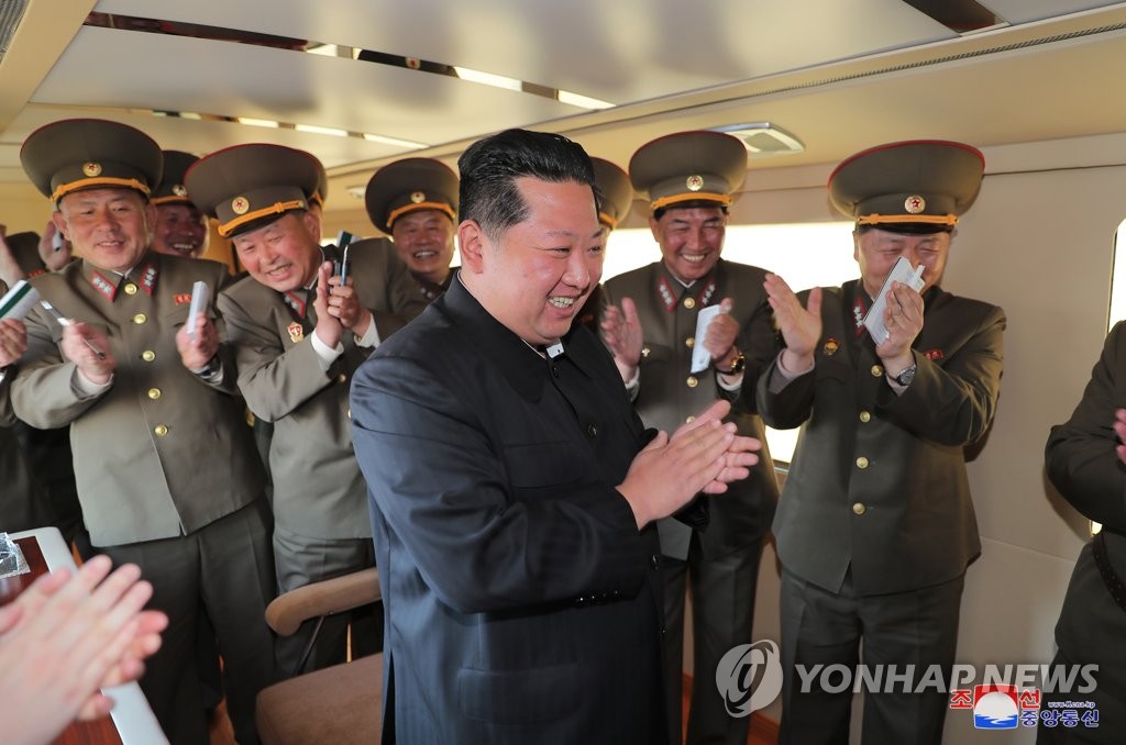 북 "신형전술유도무기 시험발사 성공"…김정은 참관